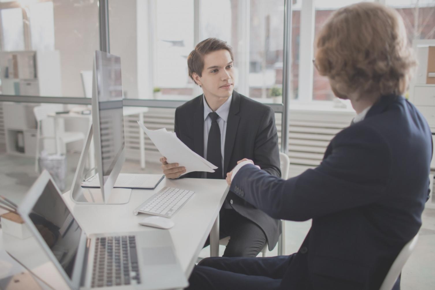 Sesja terapeutyczna w przyjaznym gabinecie pokazująca profesjonalne podejście do pracy z klientem