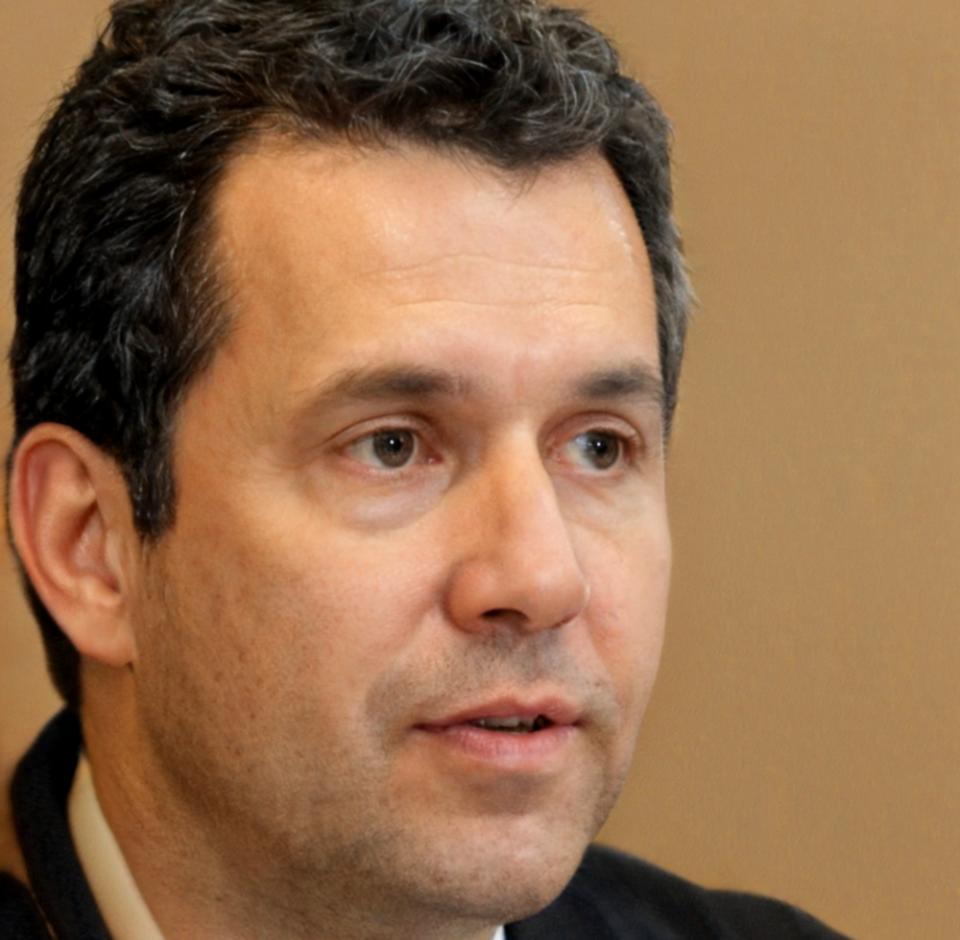 Zdjęcie pracownika socjalnego z wieloletnim doświadczeniem w pracy z rodzinami w kryzysie